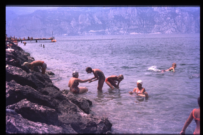 31.Malcesine jul 1975 Lili,Mama,Brigitte,Marion,Peter.JPG